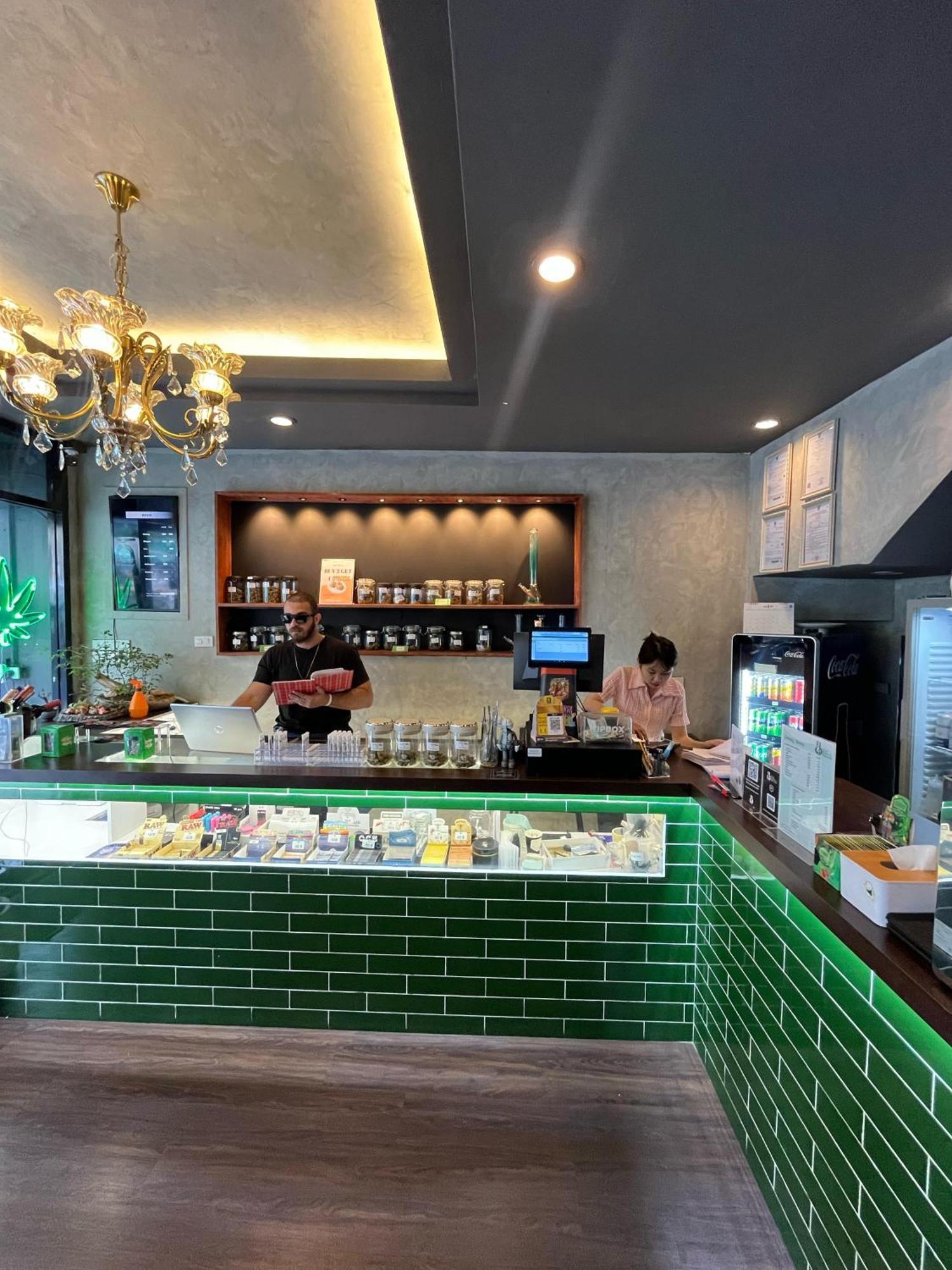 Bud Brew Beyond Dispensary And Hotel Bangkok Exterior photo