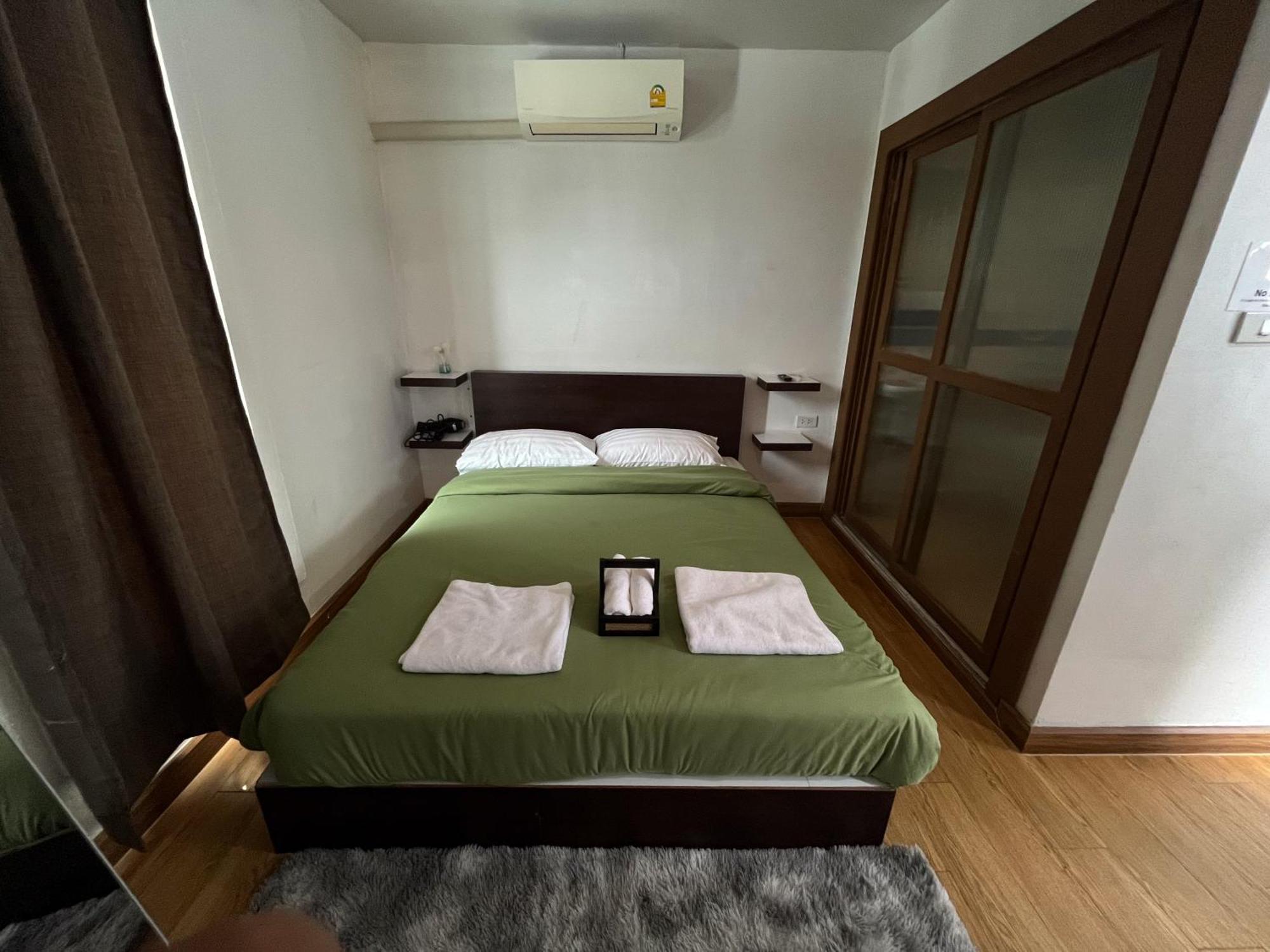 Bud Brew Beyond Dispensary And Hotel Bangkok Exterior photo